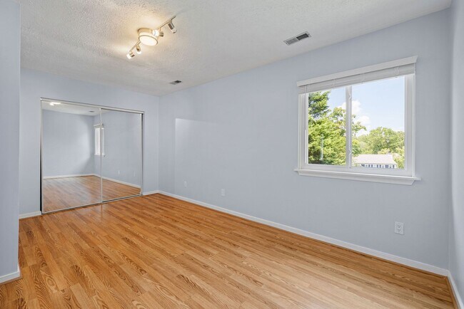 Building Photo - Charming 2 Bedroom/1 Bath Townhome in Henr...