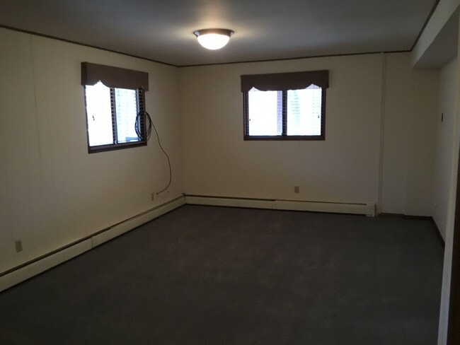 Building Photo - 850 Twin Oaks Dr