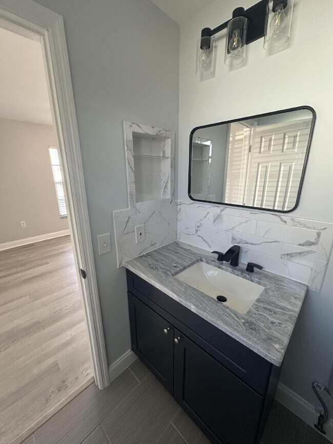 Building Photo - Charming 2-Bed, 2-Bath Retreat in Port Charlotte!