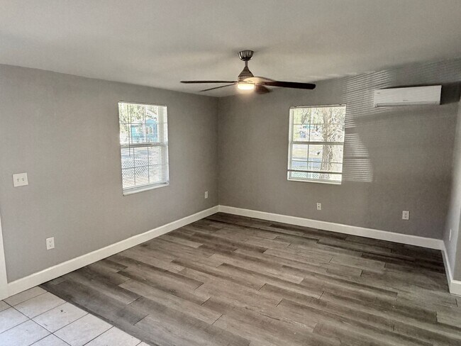 Building Photo - Fully Renovated and STUNNING 3 bedroom/1 b...