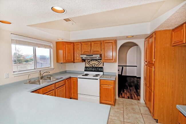 Building Photo - 2 Story, 4 BR, 2205 SF home off Southern Blvd in Rio Rancho