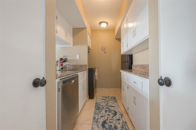 Building Photo - 2101 Fountain View Dr