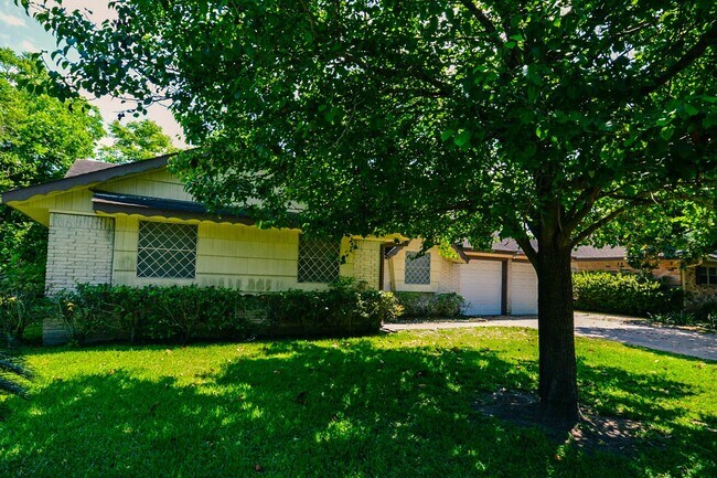 Building Photo - 8407 Edgemoor Dr