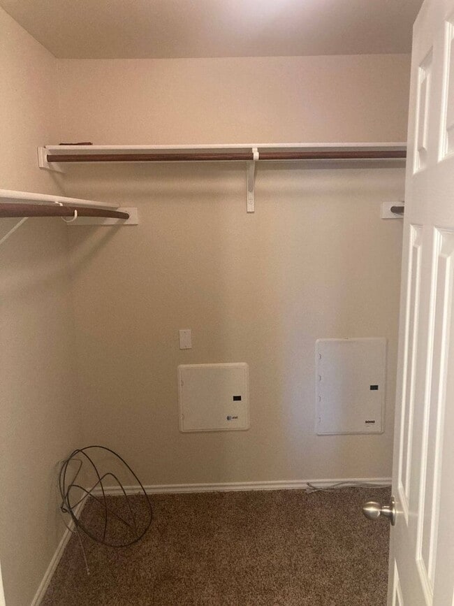 Building Photo - Spacious open concept duplex