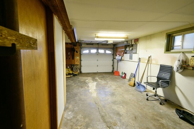 Building Photo - 108 W 42nd St