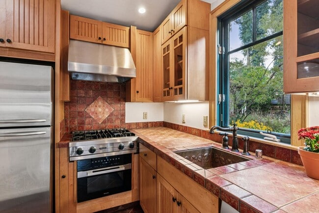 Building Photo - 385 Moraga Ave