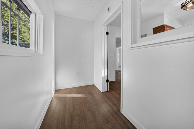 Building Photo - 1503 E Wellesley Ave