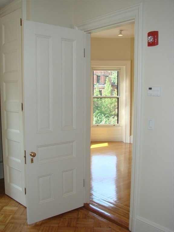 Building Photo - 404 Marlborough St