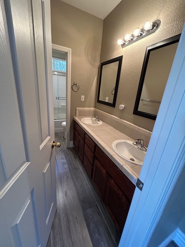 Building Photo - 3 Bedroom 2 bathroom with a bonus room and Solar in NW Visalia!