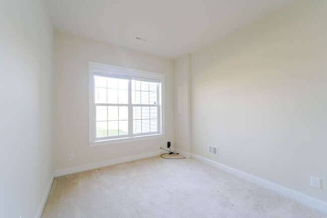 Building Photo - Gorgeous 3 Level Townhome