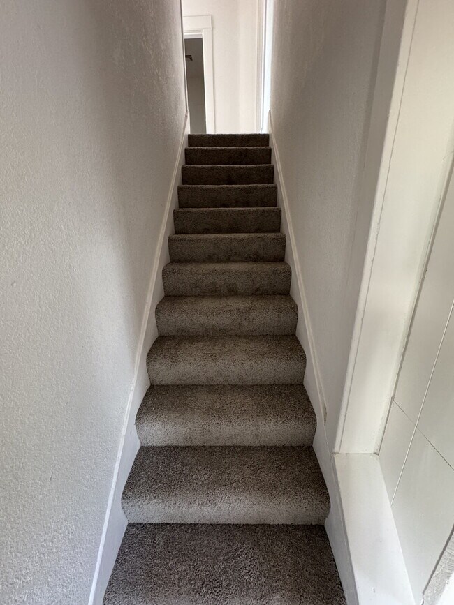 Building Photo - "Spacious 4-Bed, 3-Bath Home on South Poplar Street – 1758 Sq Ft of Comfort in Wichita!"