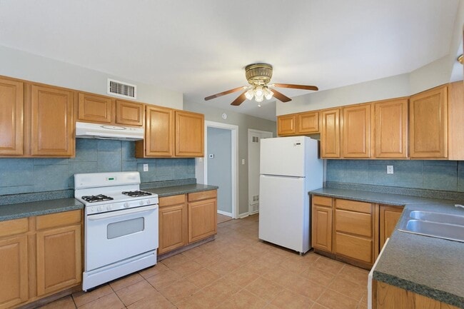 Building Photo - 618 S La Salle Dr