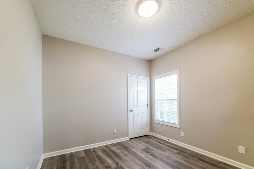 Building Photo - 204 Lee Ct