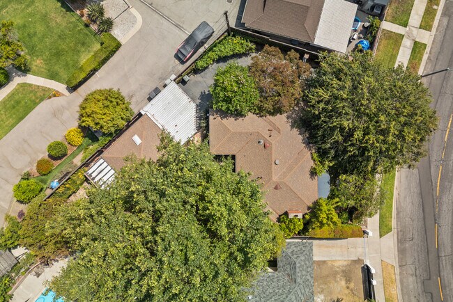 Building Photo - 467 Irving Dr