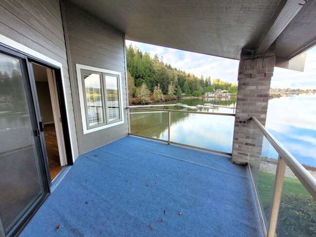 Building Photo - Lake Front Condo - 3 Bed with Lake and Sli...