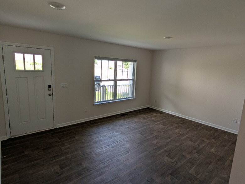 Building Photo - 103 Colt St