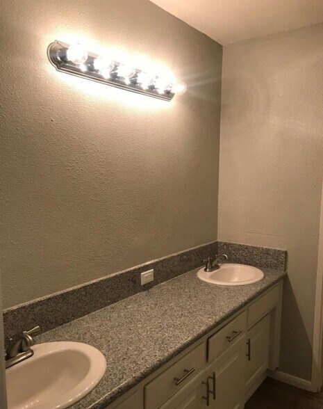 Building Photo - 1939 Meadowwood Ct