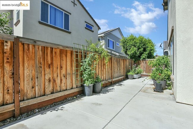 Building Photo - 278 Sespe Creek Ave.