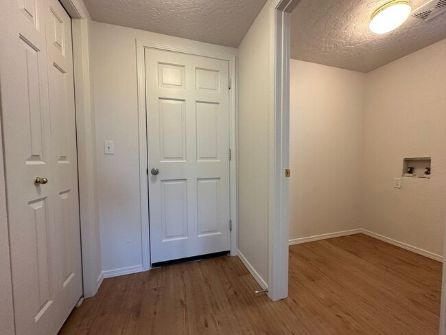 Building Photo - Large 3bed, 2bath, 2car garage town home 1,710sq.ft. with RV parking