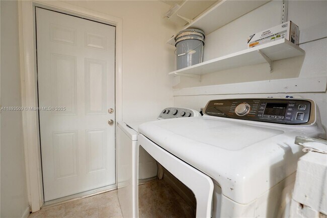 Building Photo - 2401 SW 58th Manor