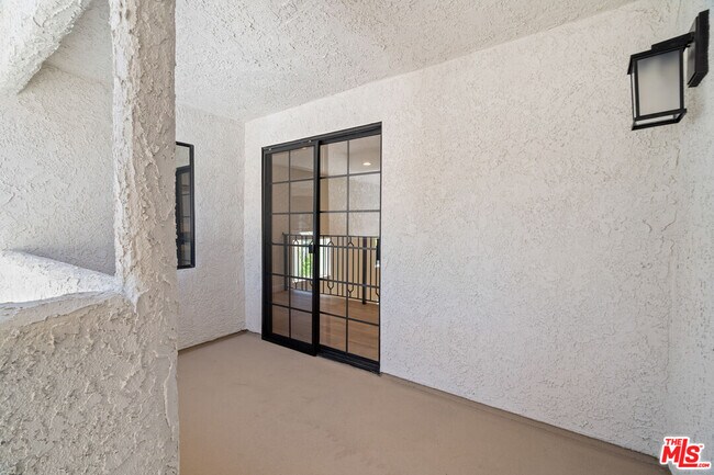 Building Photo - 6143 Lake Lindero Dr