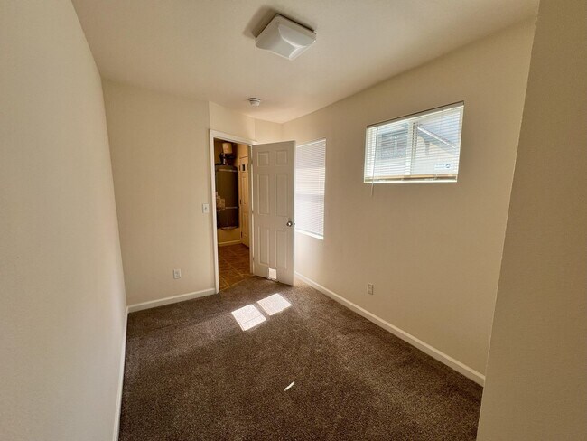 Building Photo - Beautiful 3 bedroom, 1 bathroom home locat...