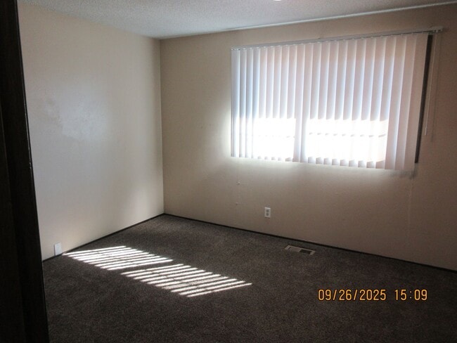 Building Photo - Spacious and very clean