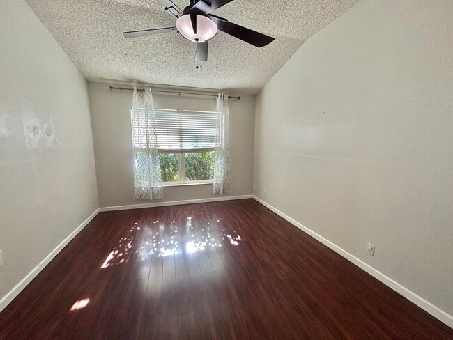 Building Photo - Waterfront Pool Home in Waterford Lakes