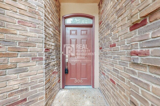 Building Photo - Highly Upgraded 2-Bedroom Townhome Available for Rent!
