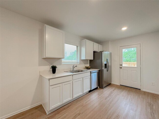 Building Photo - 1515 Las Cuevas Dr