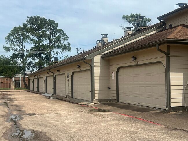 Building Photo - 736 Country Pl Dr