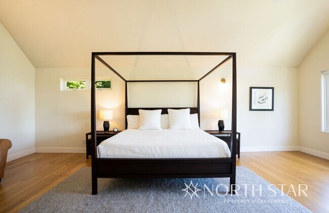 Building Photo - Stunning Views Close in NW Portland