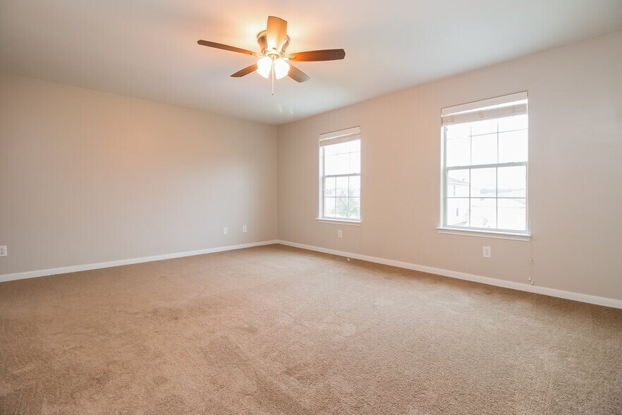 Building Photo - 29043 Village Creek Loop