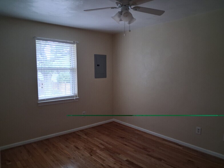 Building Photo - 401 Erle Cres