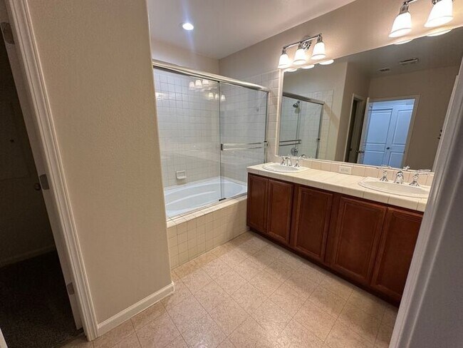 Building Photo - 1606 Lone Oak Trail