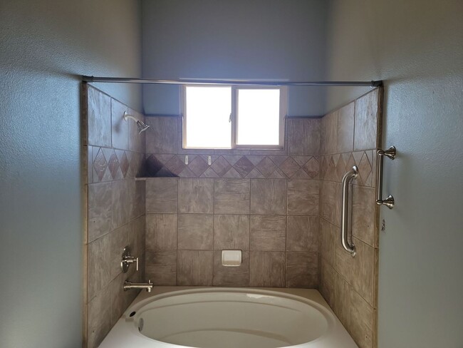 Building Photo - Gorgeous 3 Bedroom Home with Inviting Outd...