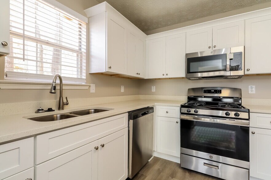 Building Photo - 733 River Mist Dr