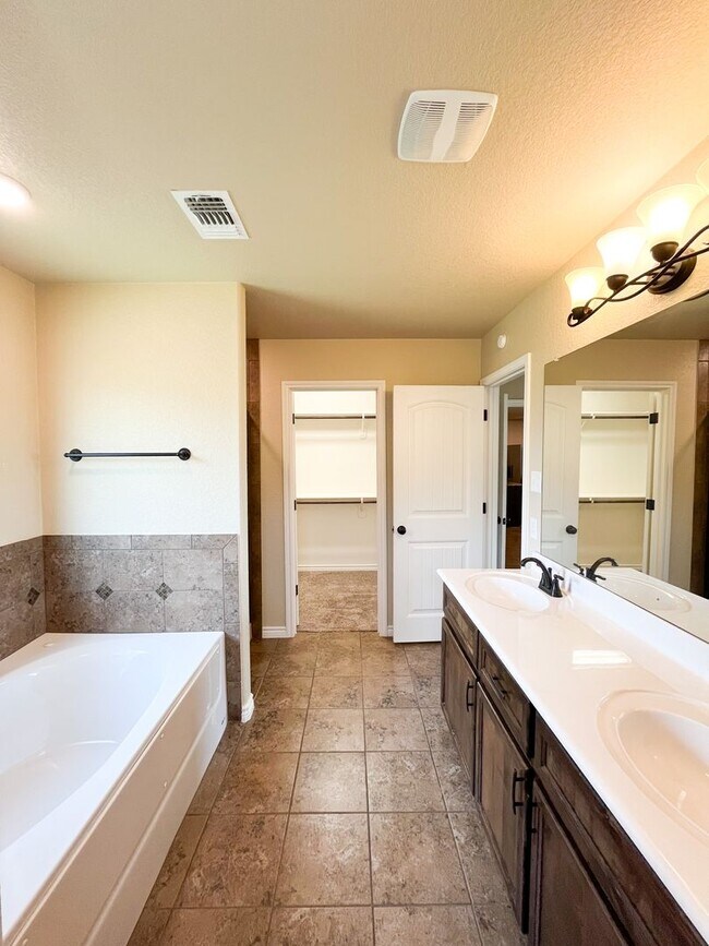 Building Photo - Available 7/11/2025 Beautiful 1 story, 5 b...