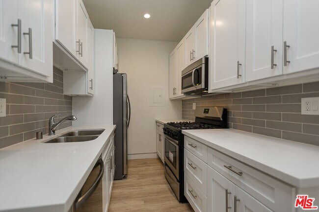 Building Photo - 7223 Willoughby Ave