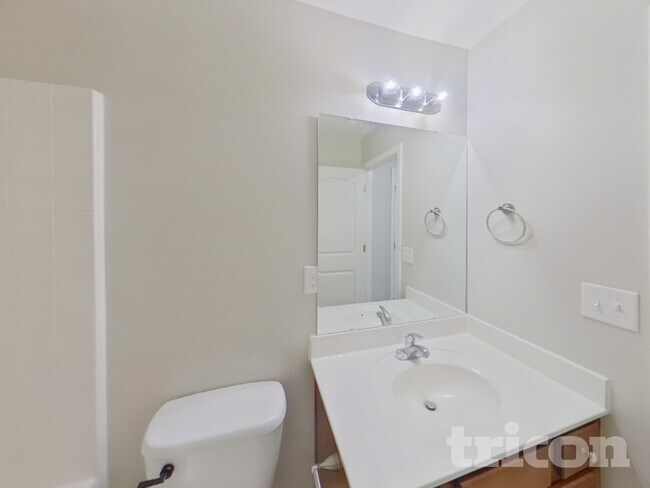 Building Photo - 806 Simones Ct