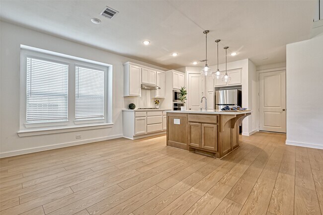 Building Photo - 323 Highland Bayou Dr
