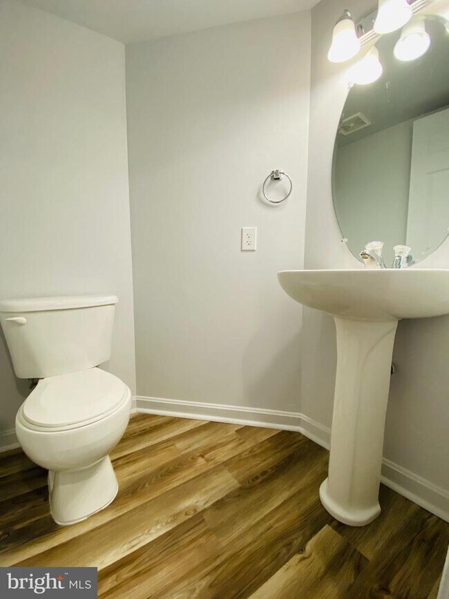 Building Photo - 5147 Mallards Landing Dr