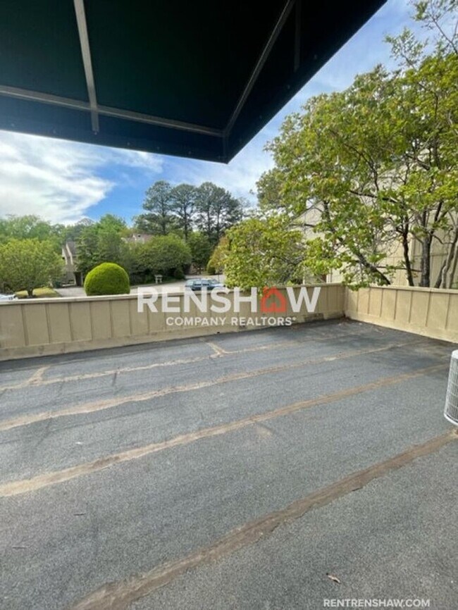 Building Photo - Unique 3 Bed / 2.5 Bath Condo - Move in Re...