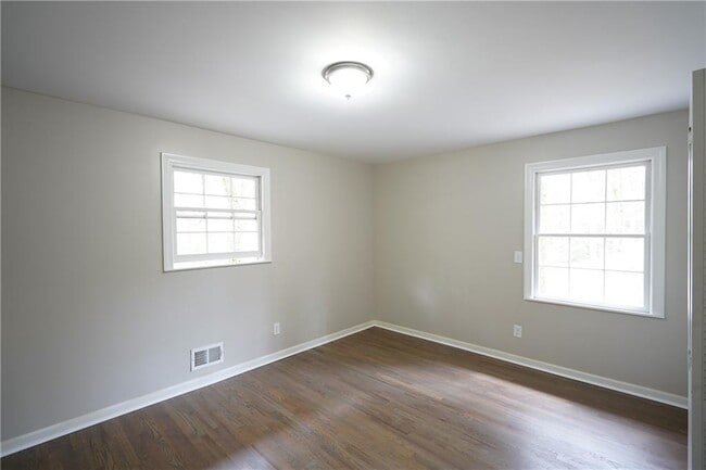 Building Photo - 2221 Pinecliff Dr NE