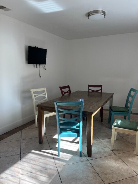 Building Photo - 6718 Simpson Ave