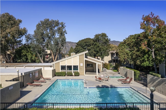 Building Photo - Stunning Bright and Completely Remodeled A...