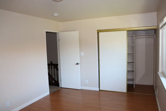 Building Photo - End unit 3 bedroom Townhouse Near Andrew H...