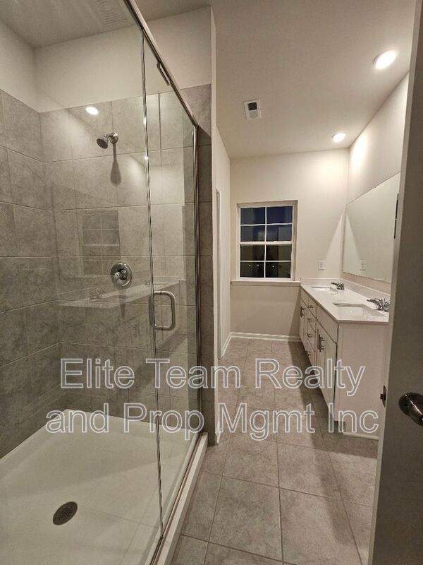 Building Photo - 5416 Kinsbridge Dr