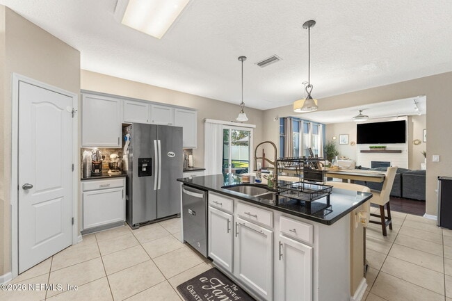 Building Photo - 16315 Hunters Hollow Trail