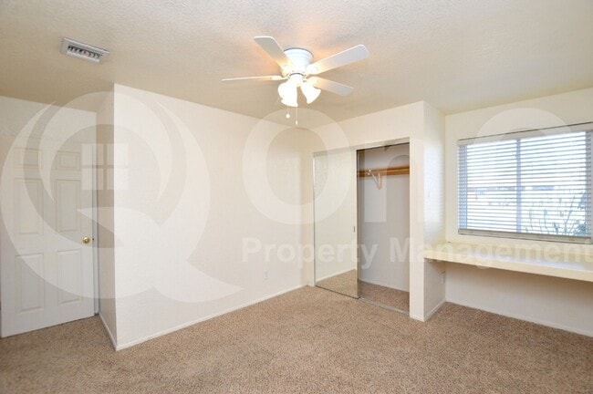 Building Photo - 5019 E Laurel Ln